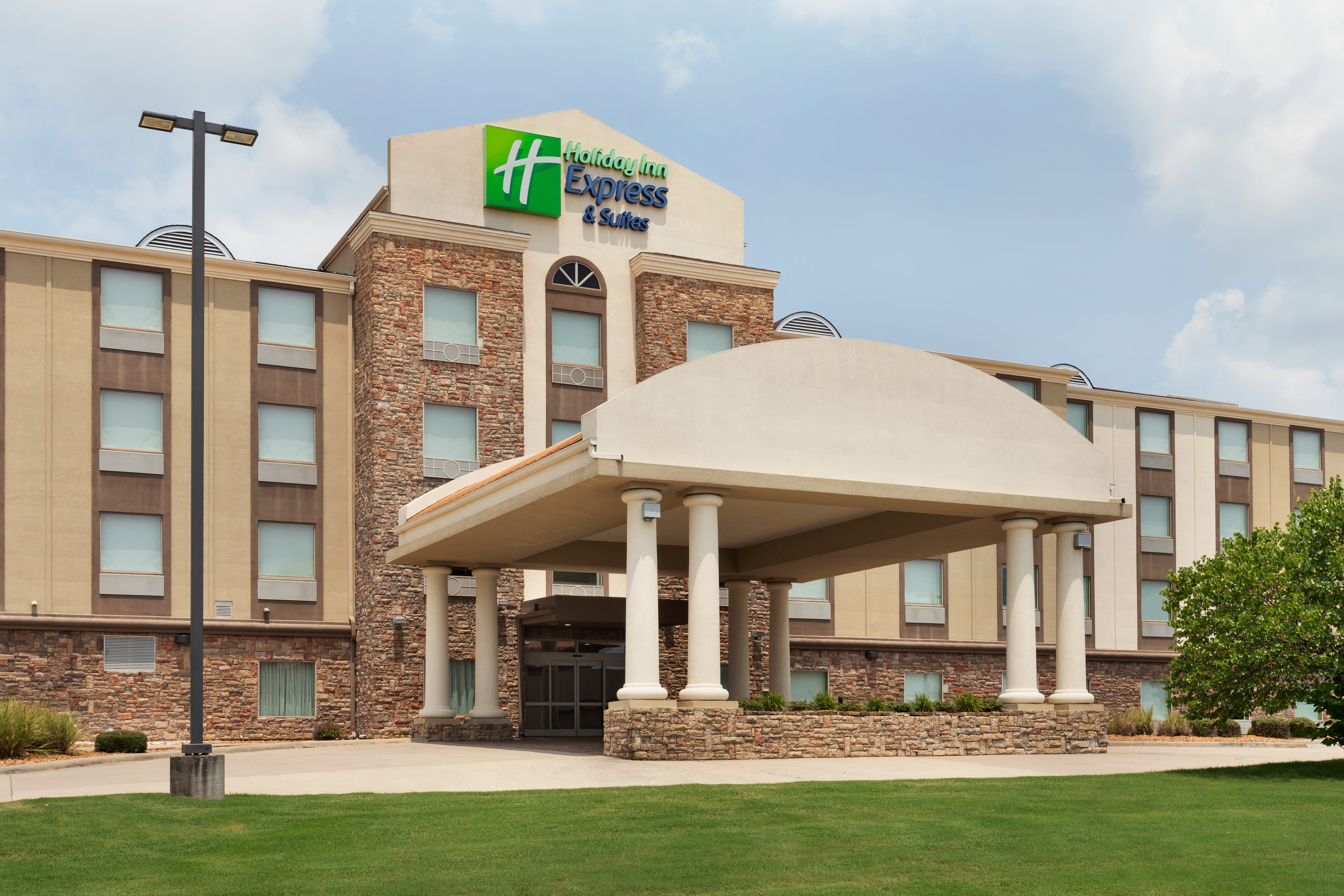 Holiday Inn Express Hotel & Suites