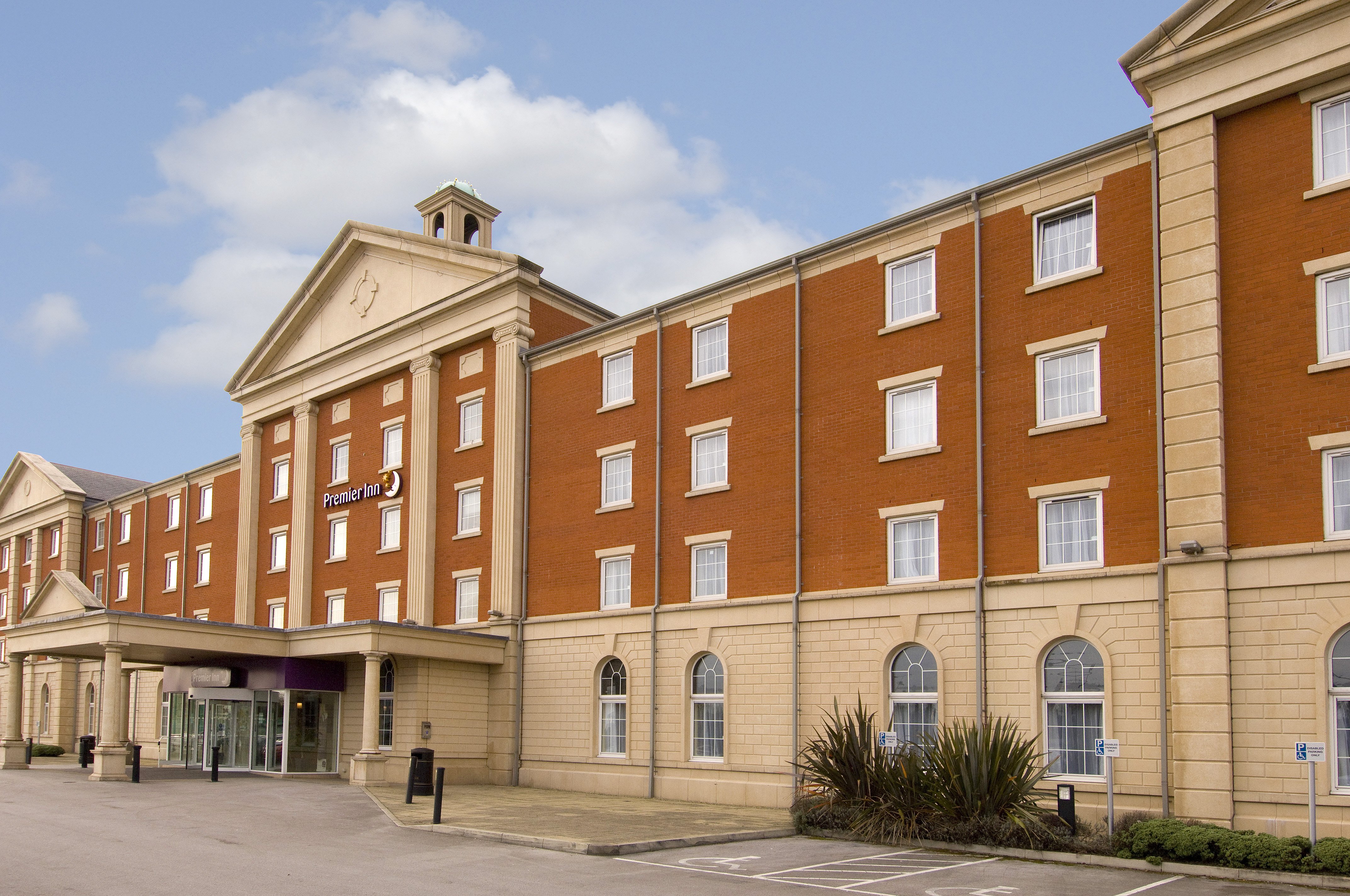 Premier Inn Manchester Trafford Centre W