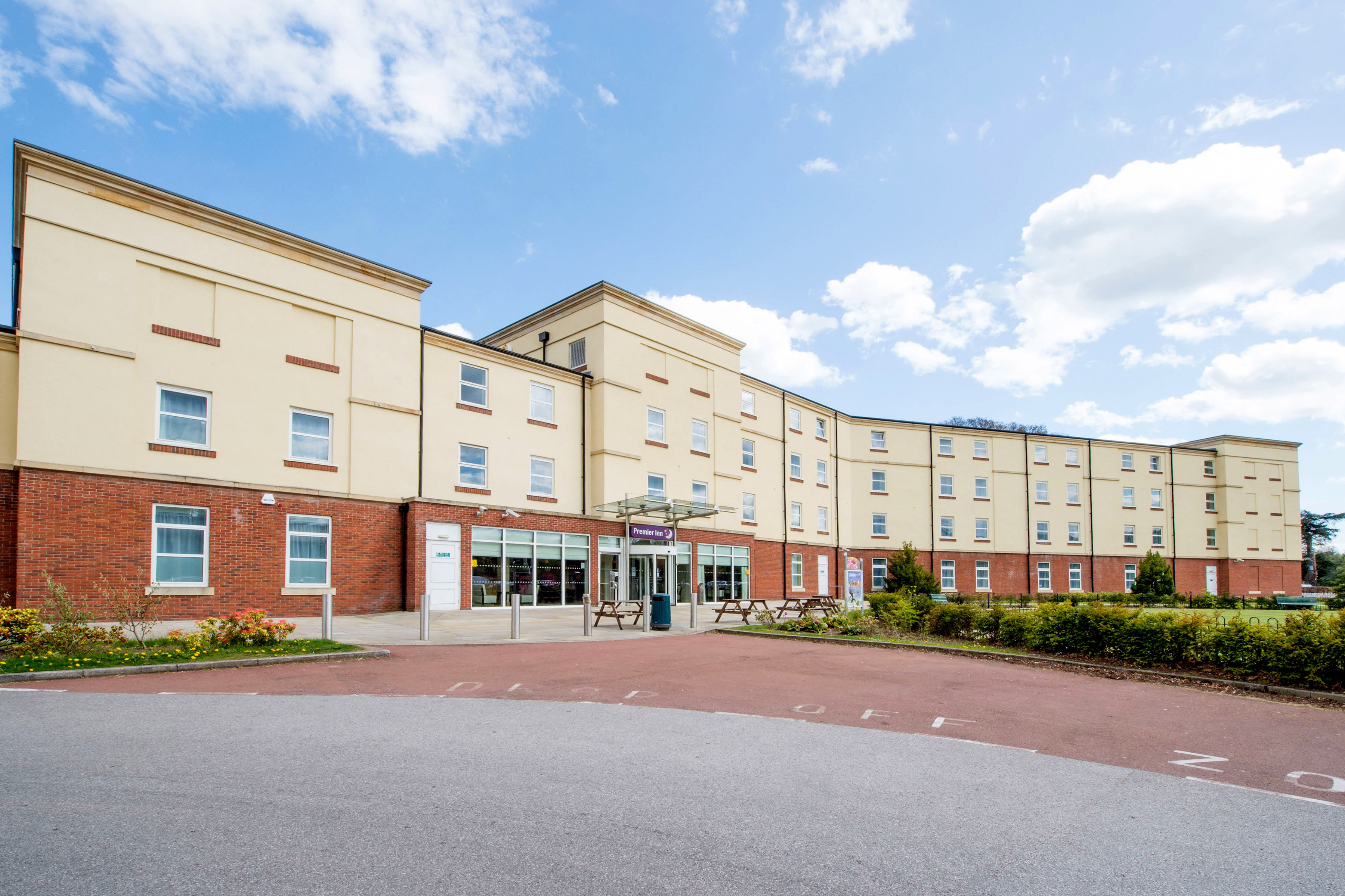Premier Inn Stoke-Trentham Garden