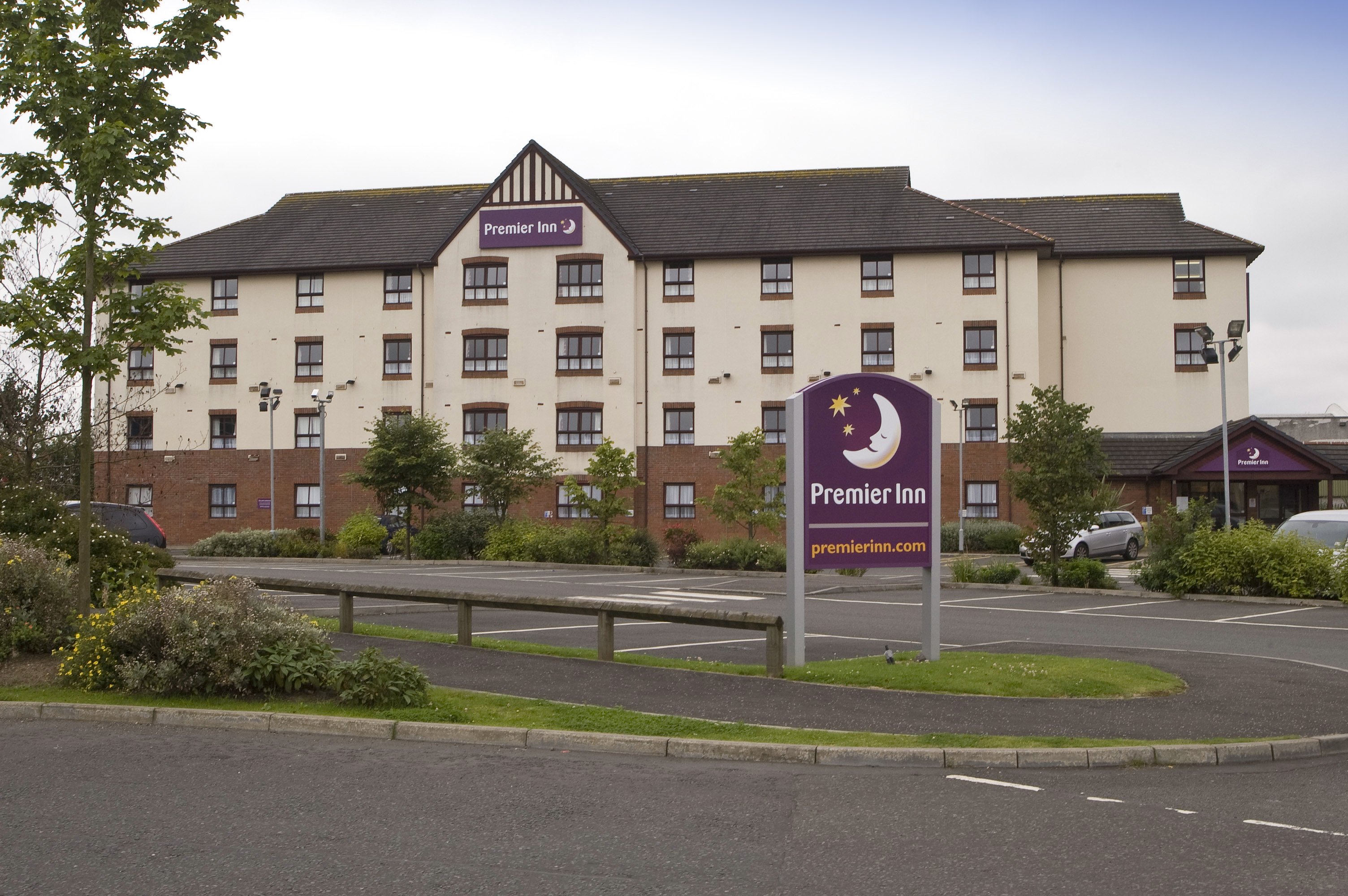 Premier Inn Glasgow Stepps (M80, J3)