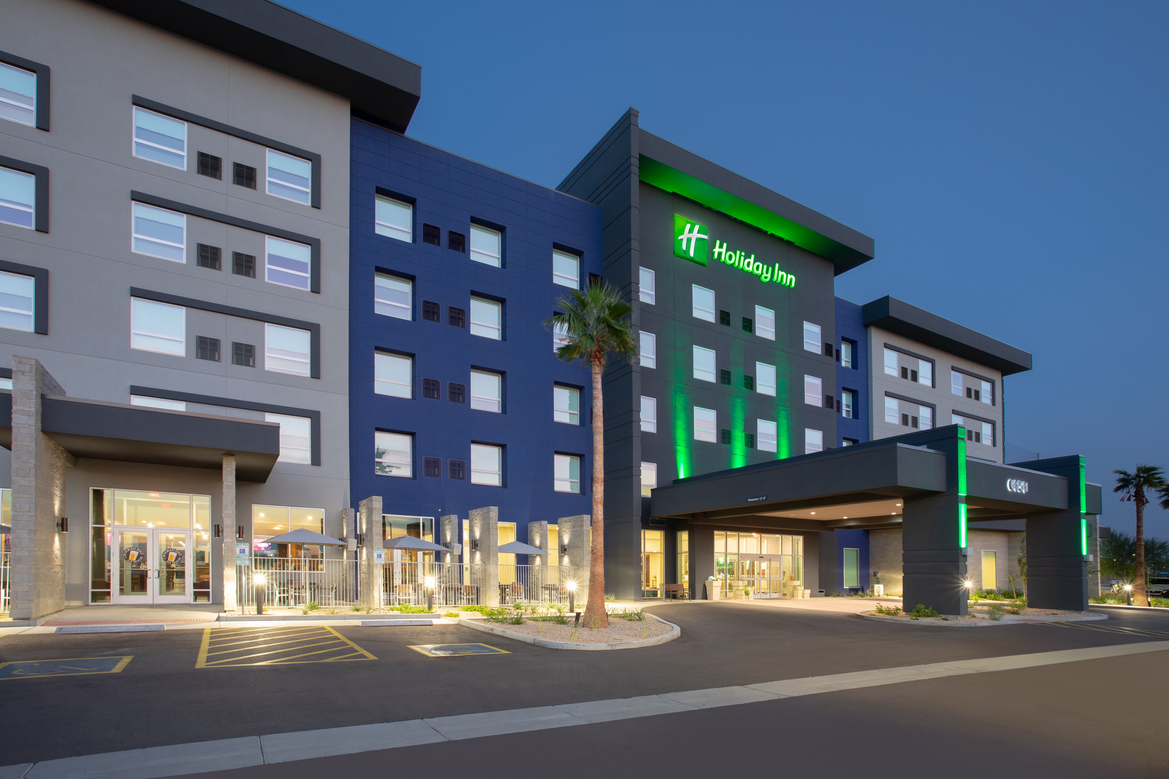 Holiday Inn Glendale-Stadium & Ent Dist
