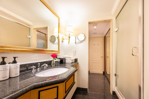 Badezimmer des Executive Suite Wohnzimmers mit Dusche