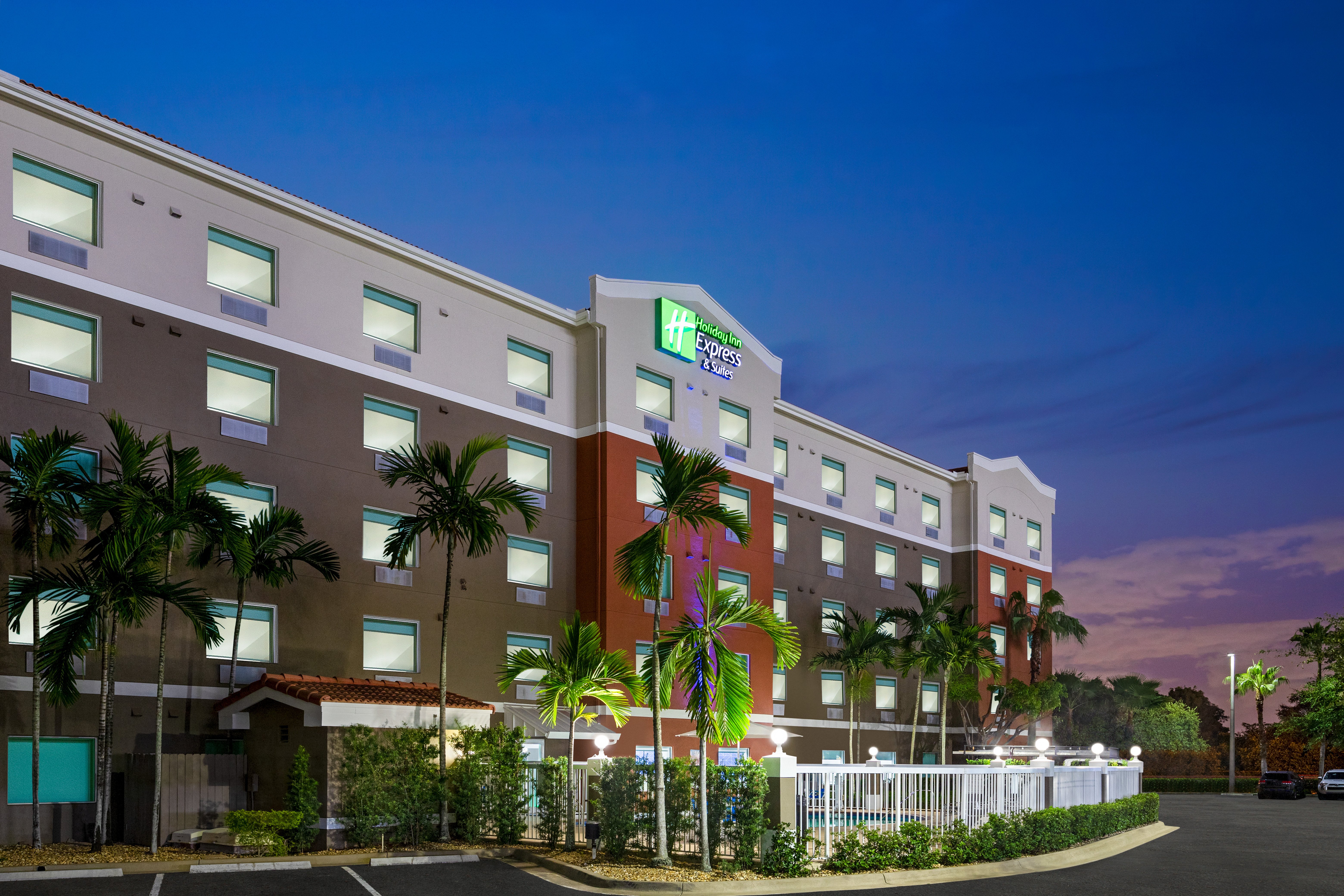 Holiday Inn Express Hotel & Suites