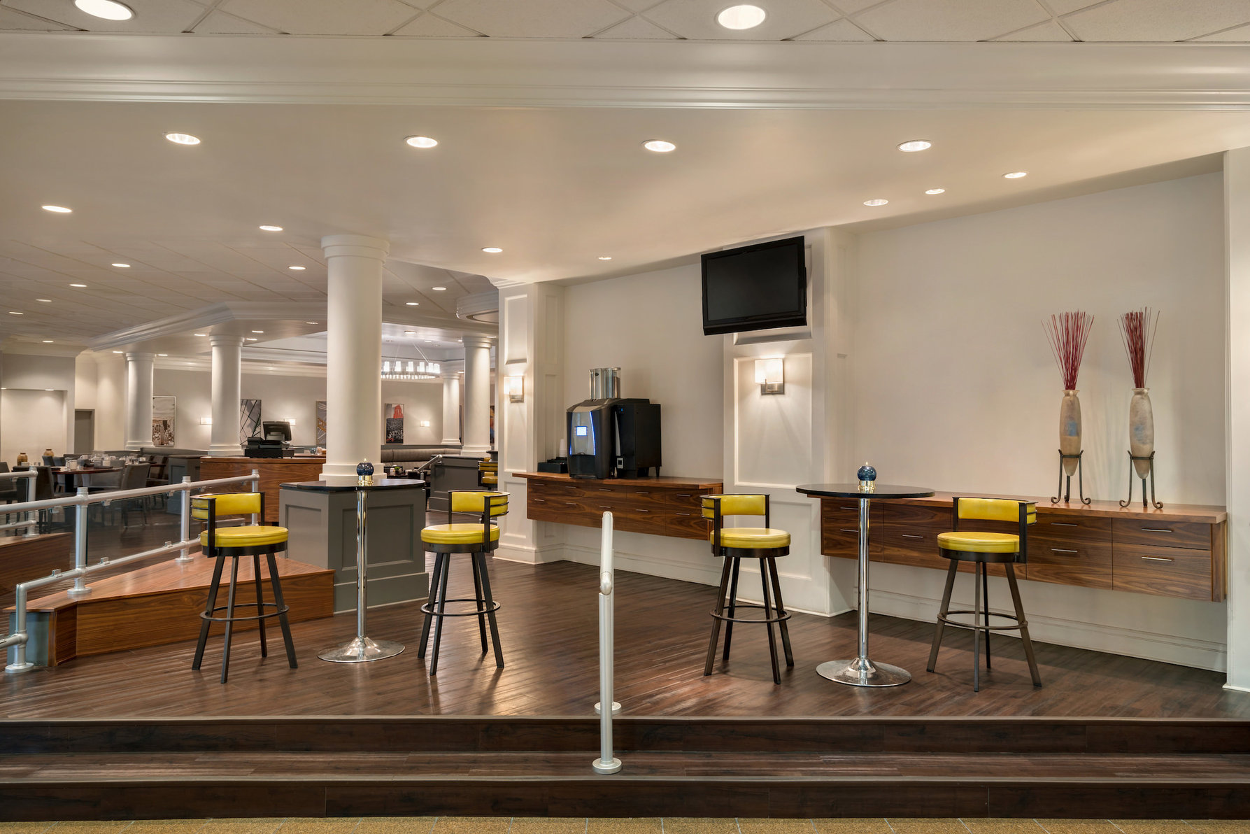 Grab some food or drinks and enjoy in our New Jersey hotel lobby