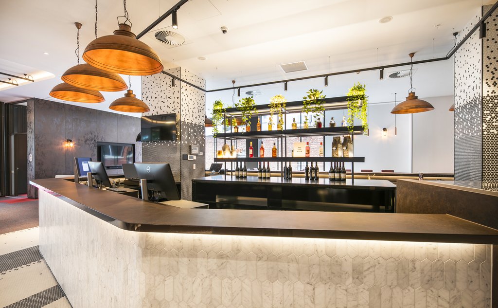 Holiday Inn Express Melbourne Little Collins, an IHG Hotel - Front desk and lobby bar