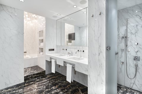 Maestro Suite Bathroom
