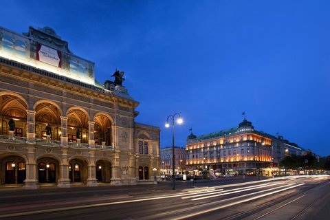 Vista del exterior con la Ópera Estatal de Viena