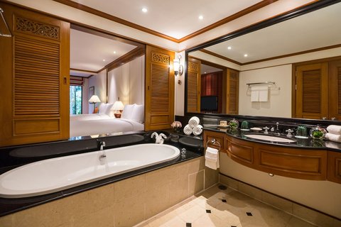 Grande Premium Pool Access - Bathroom