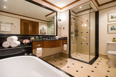 Grande Premium Pool Access - Bathroom