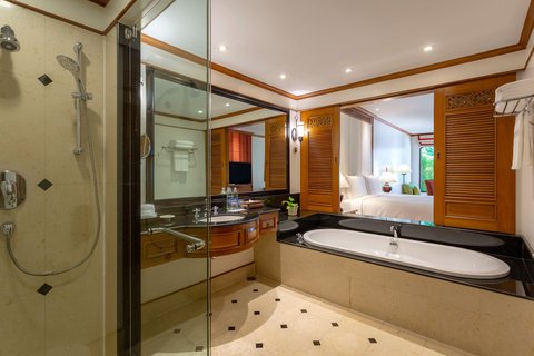 Grande Premium Pool Access - Bathroom