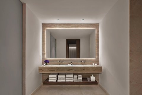 Superior Marina View Suite - Bathroom