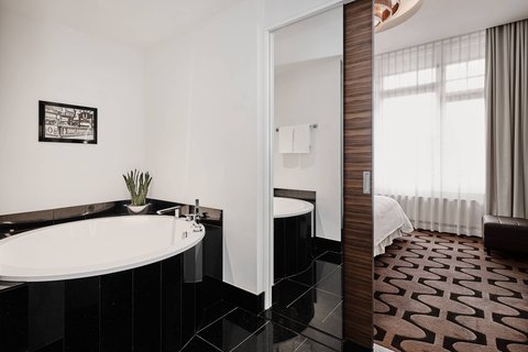 Baño de la suite con balcón - Bañera