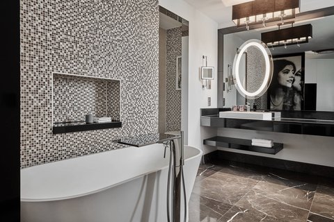 Sauna Suite Bathroom - Tub