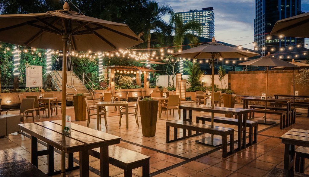The Courtyard by Seven Corners  Ambiance