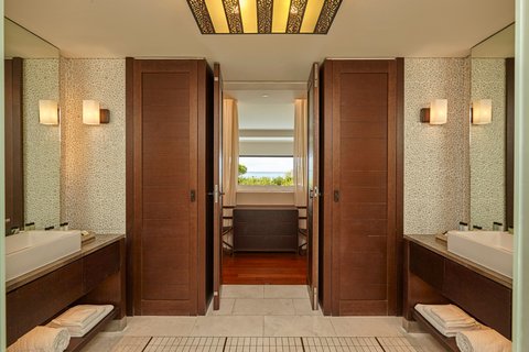 Premium Grand Infinity Seafront Suite - Bathroom