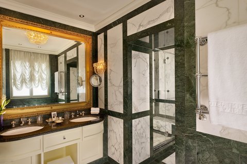 Baño de la habitación Deluxe