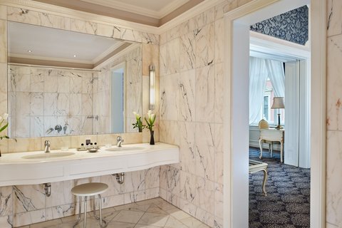 Suite Bathroom