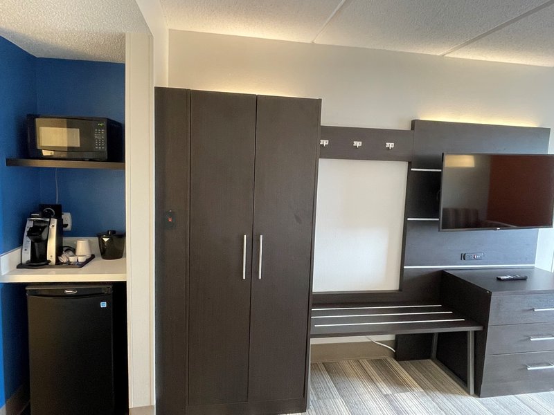 HOLIDAY INN EXPRESS HOTEL & SUITES BLUFFTON