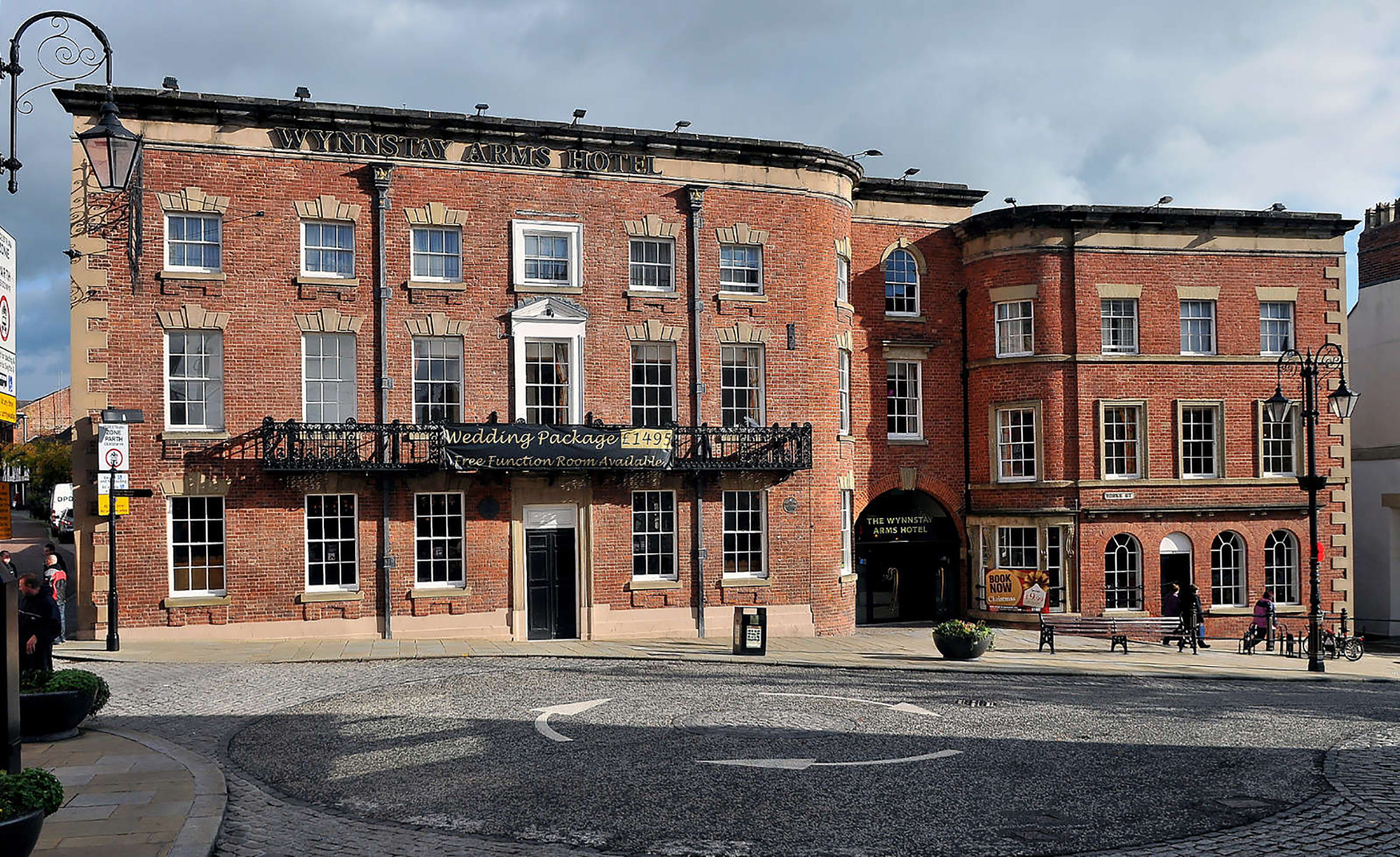 Wynnstay Arms Hotel