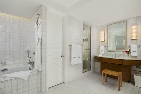 One Bedroom Suite Bathroom Poolside Sunset