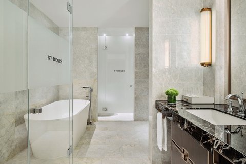Deluxe Room Bathroom