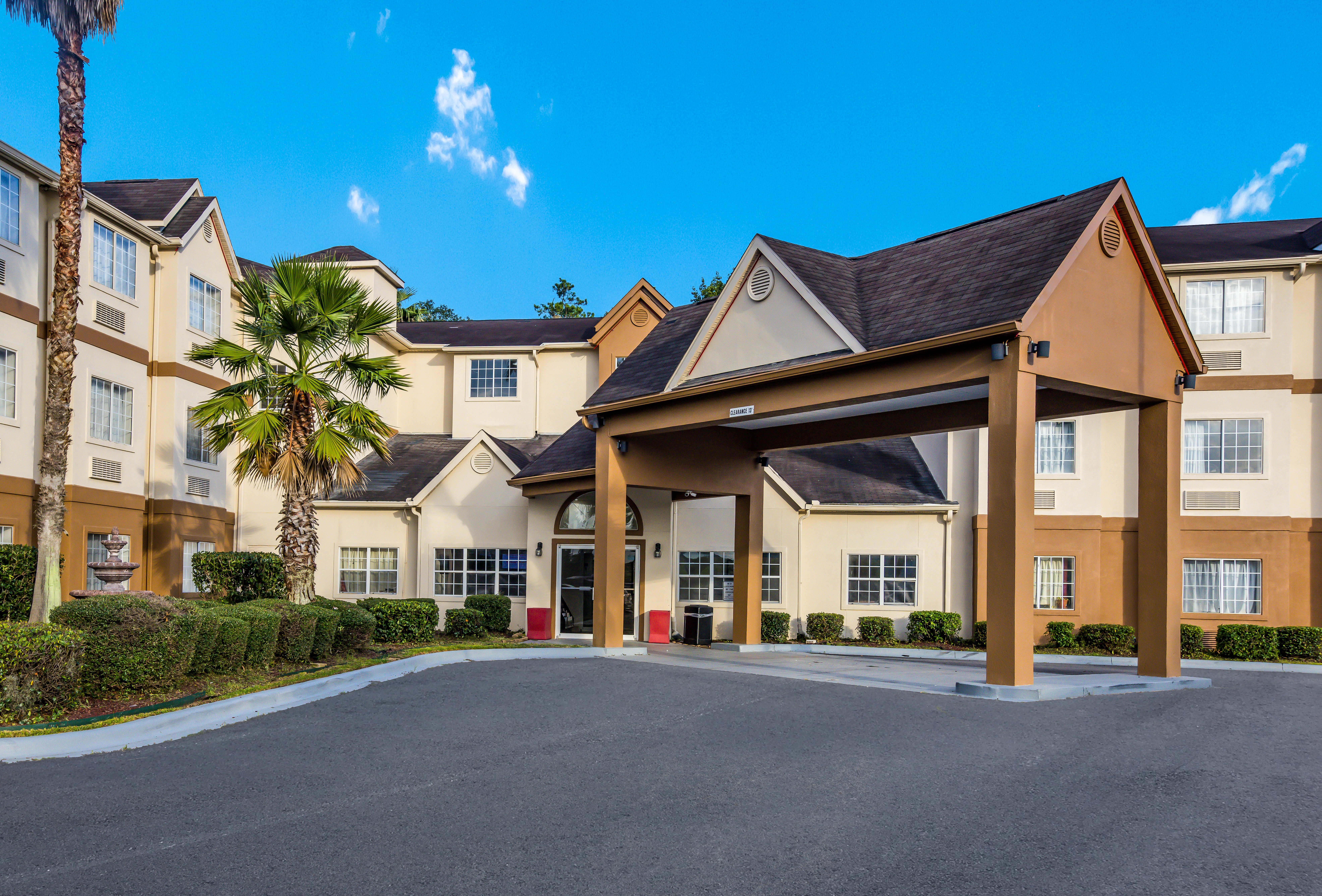 Red Roof PLUS+ & Suites Savannah I-95