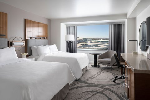 Queen/Queen Guestroom Arena View