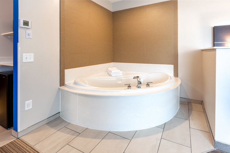 HOLIDAY INN EXP STES WOODHAVEN