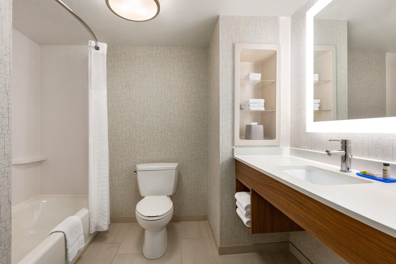 Holiday Inn Express and Suites Philadelphia – Mt. Laurel