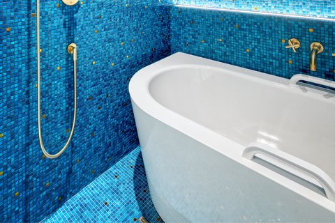 Baño de la habitación con una cama doble y vista al río Danubio
