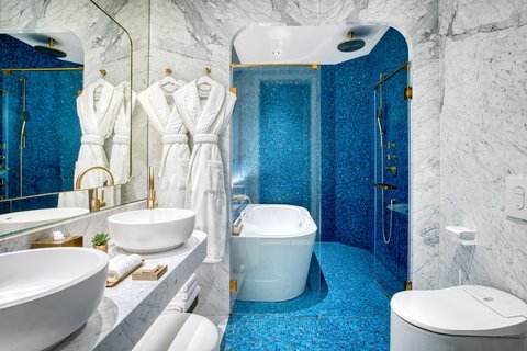 Baño de la habitación Deluxe con cama sencilla
