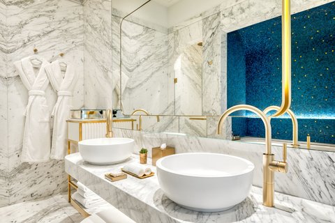 One Bedroom Suite - Guest Bathroom
