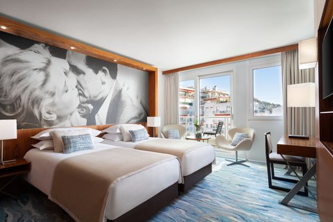 Deluxe Guest Room - City View with Balcony