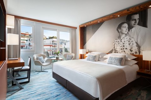 Deluxe Guest Room - City View with Balcony