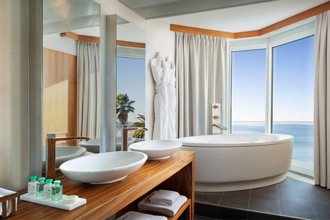 Luxury Suite Bathroom