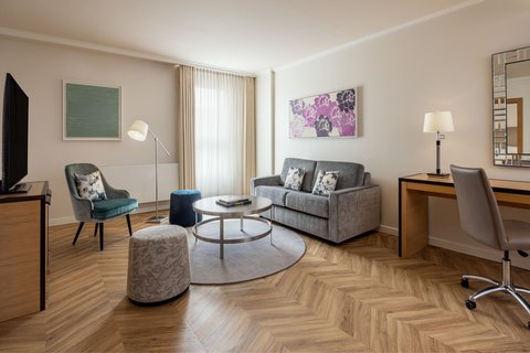 Westin Grand Apartment - Living room with sofabed