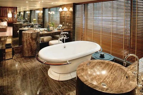 Statue Square View Suite Bathroom