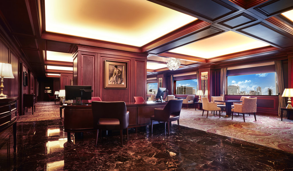 Club Lounge on 24F is the largest lounge in western Japan.