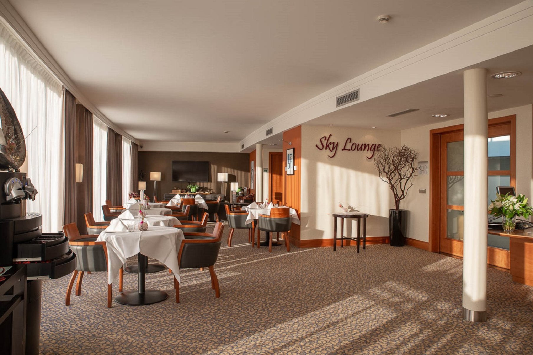 Club floor Sky Lounge with breakfast setup