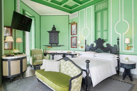 Deluxe Emerald Bay Front Guest Room