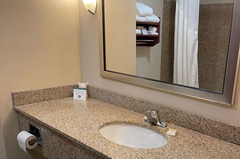 HOLIDAY INN EXP STES NIAGARA