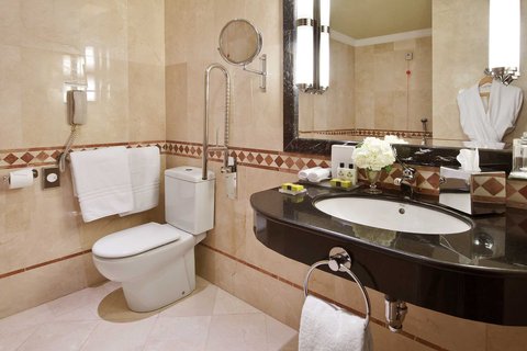 Barrierefreies Badezimmer mit hochklappbaren Sitzgelegenheiten