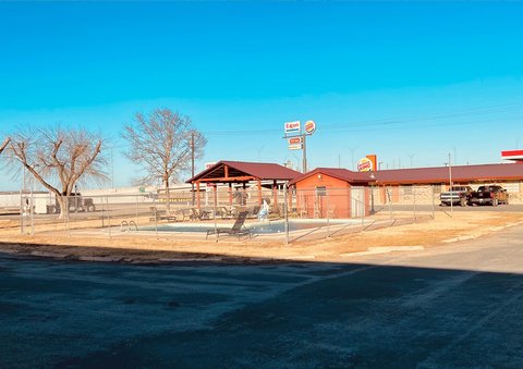 MH Regency Inn Hondo TX Property Exterior