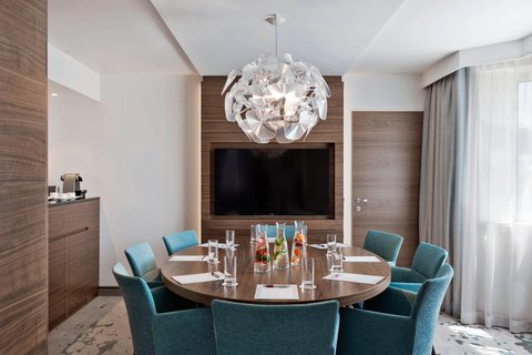 Park Suite Dining Area