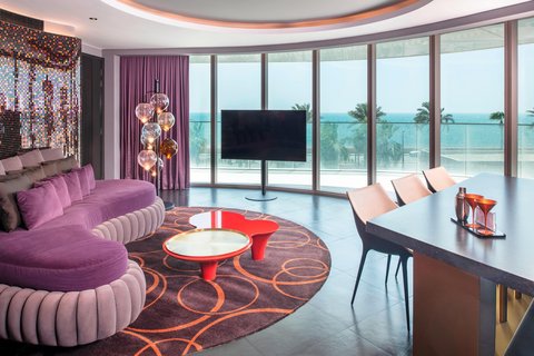 Cool Corner Suite - Living Room