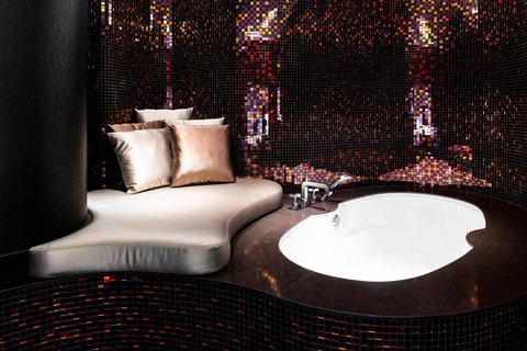 Cool Corner Suite - Bathtub