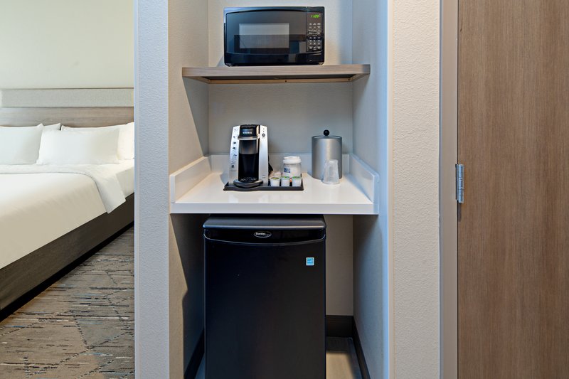 Holiday Inn Express and Suites Palm Desert – Millennium