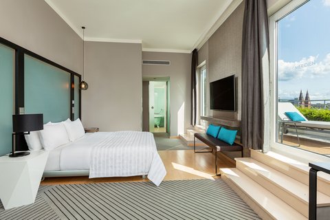 Urban Zimmer mit Kingsize-Bett und Terrasse