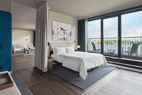 Prestige Lake Suite – Schlafzimmer mit Kingsize-Bett