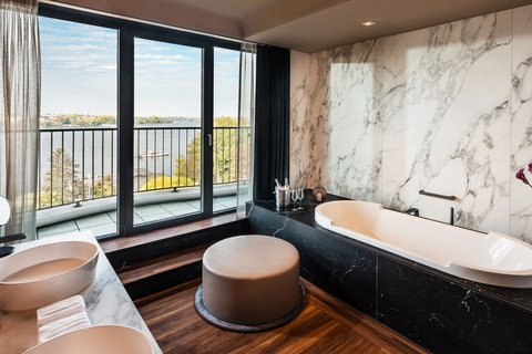 Prestige Lake Suite - Bathroom - Tub